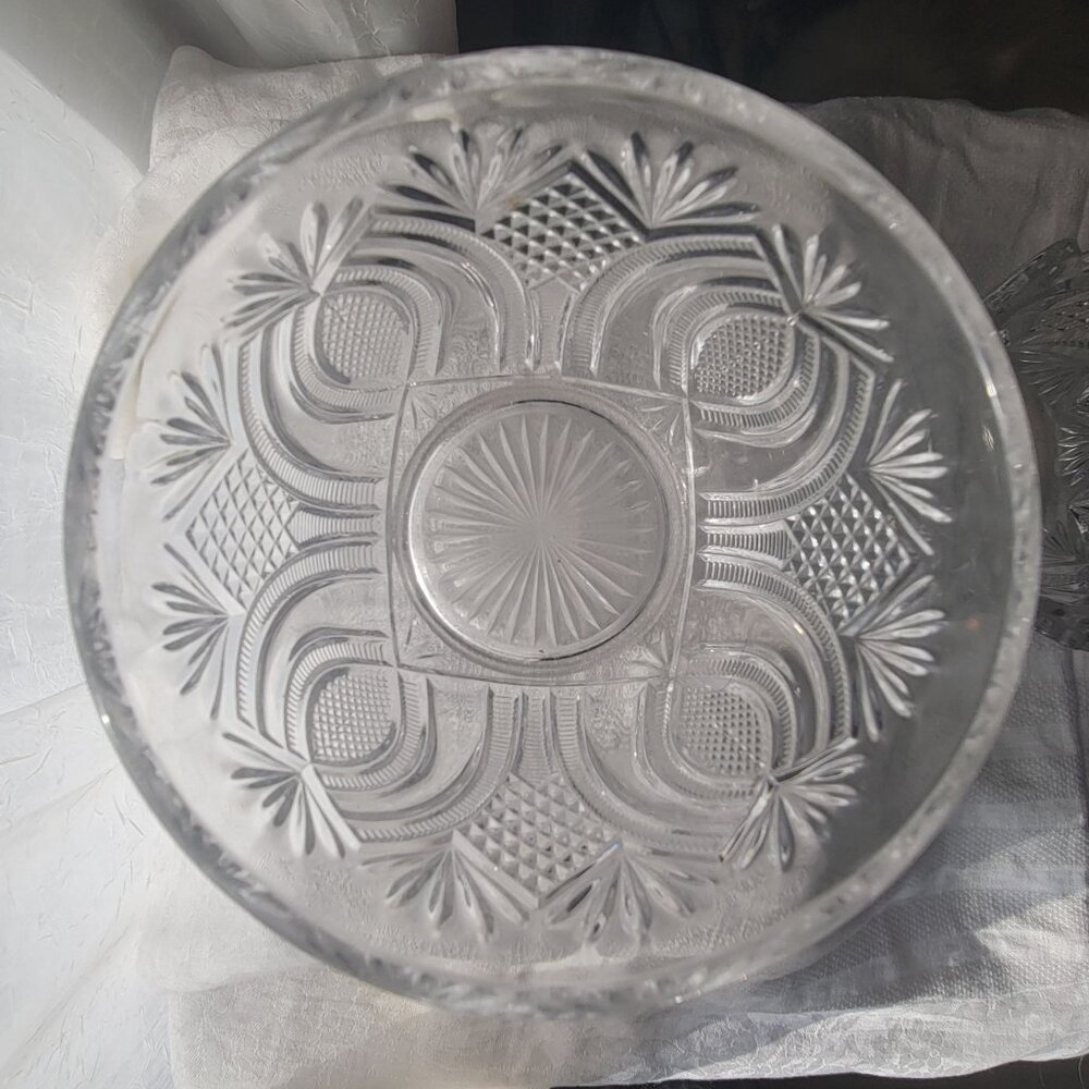 Vintage Clear Glass Bowl With Intricate Cut Design 7" Diameter 4.5" Height Home - Picture 8 of 8